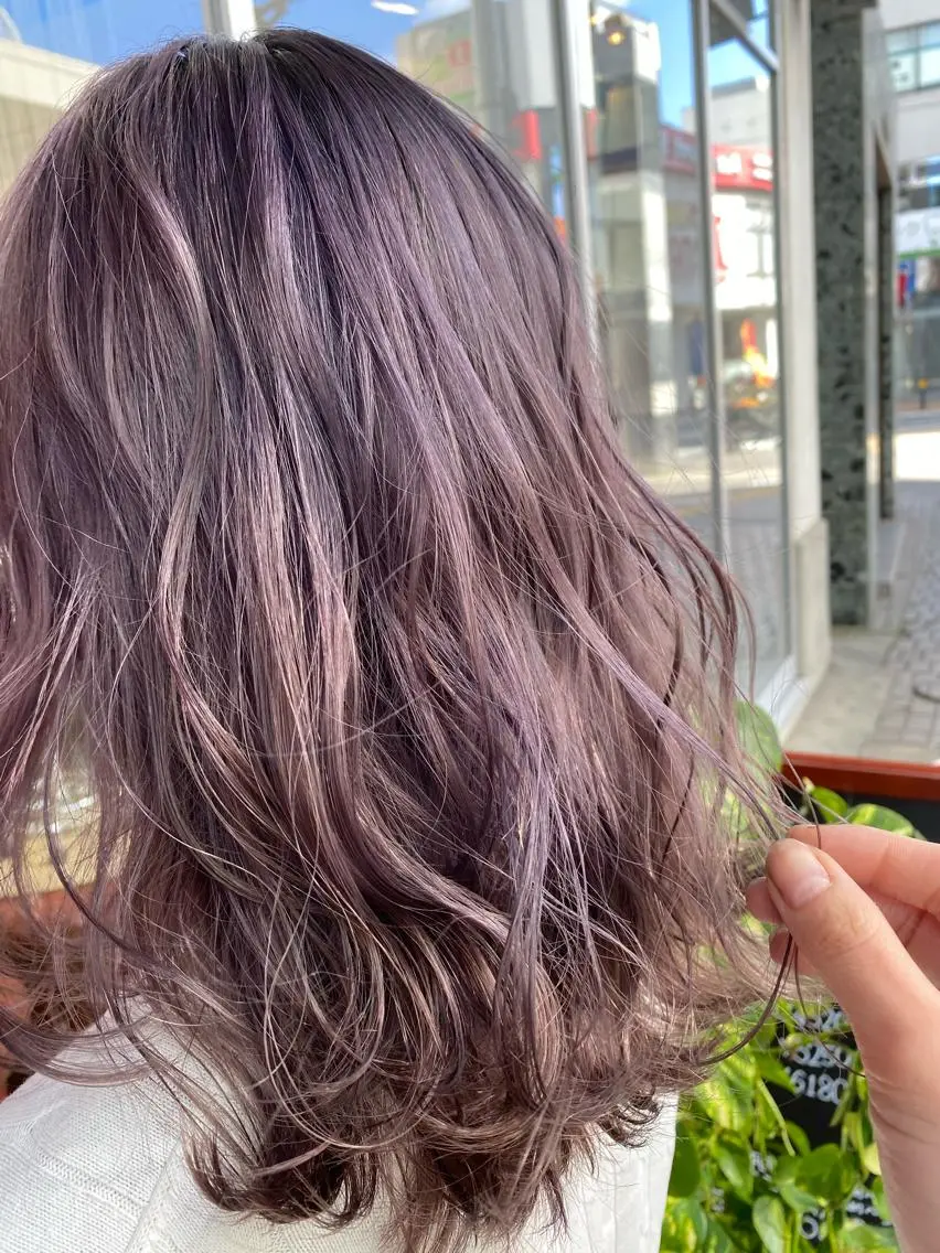 ミディアム カラー アッシュ 透明感カラー パープルカラー パープルアッシュ ヘアカラー デザインカラー✨新倉 佑奈のヘアスタイル