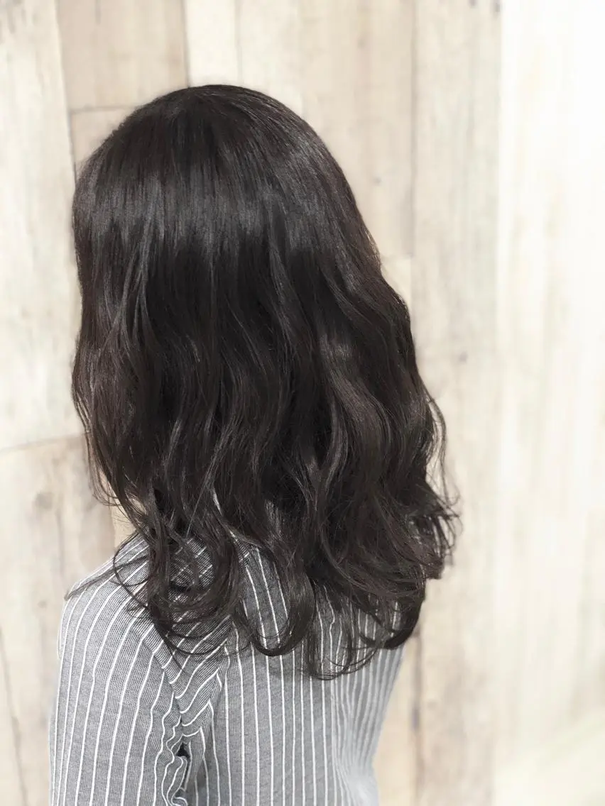 セミロング アッシュ アッシュブラウン 必ず笑顔で帰っていた だきます!安田祐貴のヘアスタイル