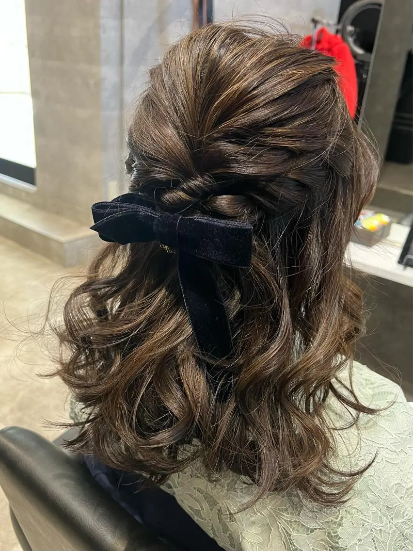 セミロング カラー ヘアアレンジ ベージュカラー ブリーチ ダブルカラー ミルクティーベージュ ヨシンモリ hiiko顔まわり カットのヘアスタイル