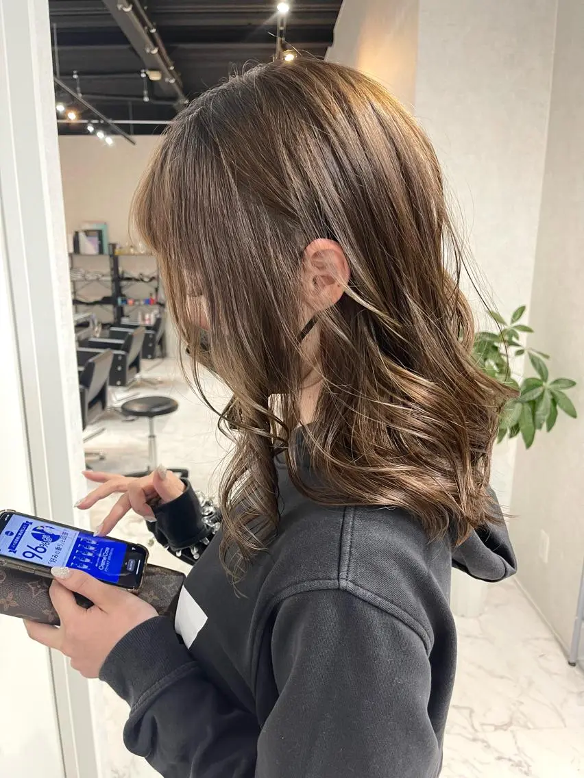 ミディアム カラー ヘアアレンジ バレイヤージュ デザインカラー ハイライトカラー 外国人風カラー ハイライト カット ヘアカラー トリートメント アンドウ ユウ/ レイヤーカット/韓国のヘアスタイル