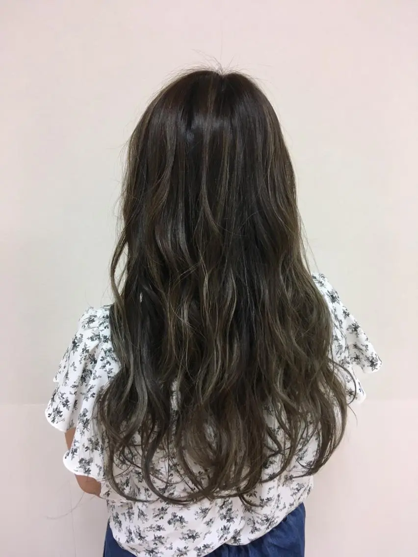 ロング カラー ブリーチ グレージュ ハイライトカラー ハイライト 【Sweep】おじま のぞみのヘアスタイル
