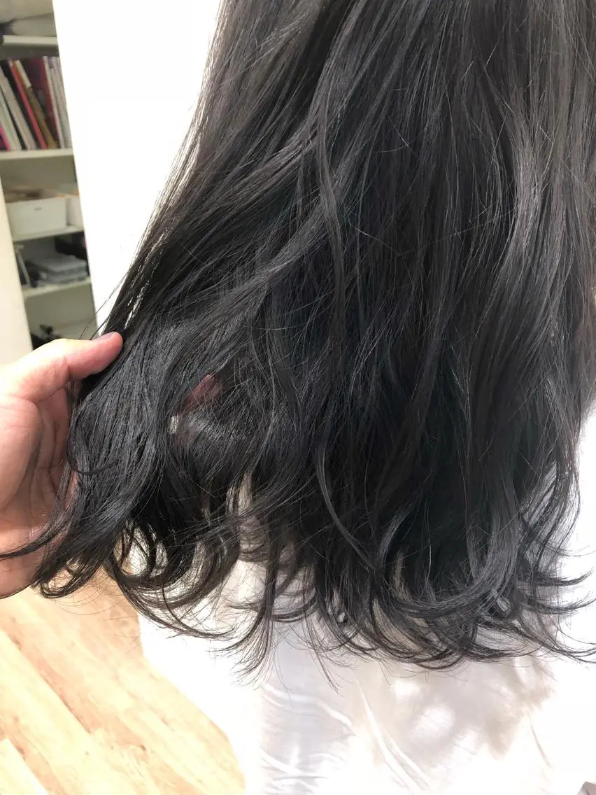 ミディアム カラー 透明感カラー グレージュ ケアブリーチ 坪井佑樹のヘアスタイル