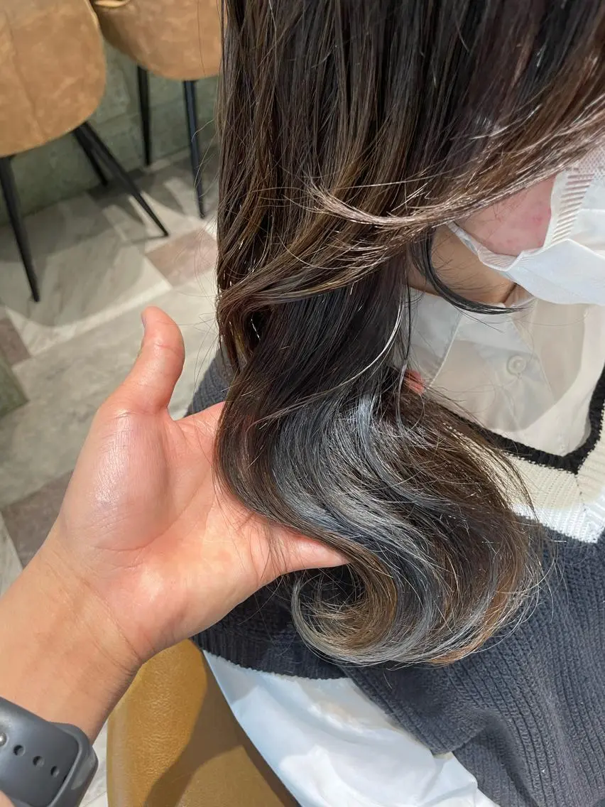 セミロング カラー ベージュカラー 黒髪 ブリーチ ブルーカラー ブルーブラック ヘアカラー 木屋元一/透明感 /前髪/レイヤーのヘアスタイル