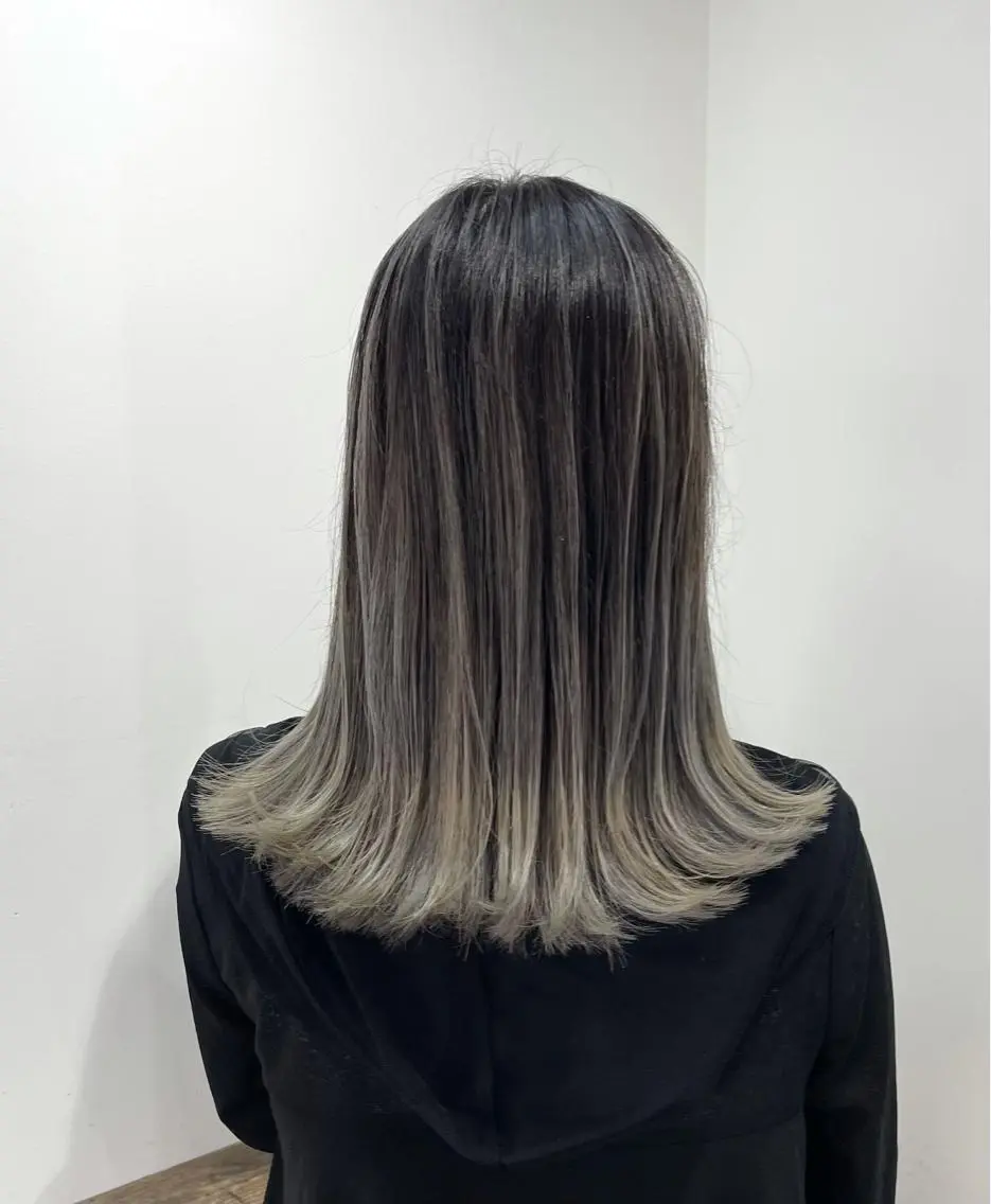 ミディアム カラー アッシュ バレイヤージュ ベージュカラー ブリーチ グラデーションカラー ヘアカラー トリートメント 白髪ぼかしハイライト バレイヤージュヤマトのヘアスタイル