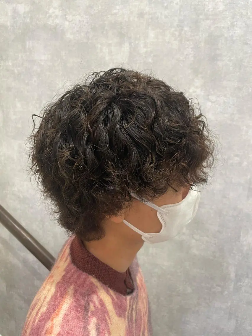 ショート パーマ メンズ メンズパーマ プードルパーマ プードルパーマ 港南台短髪特化 フェザーパーマのヘアスタイル