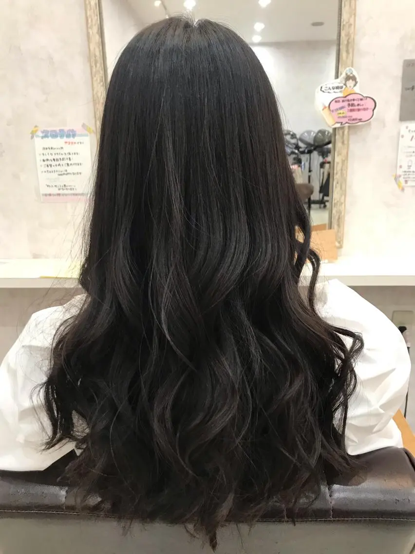 ロング アッシュ ヘアカラー 野澤 朱里のヘアスタイル