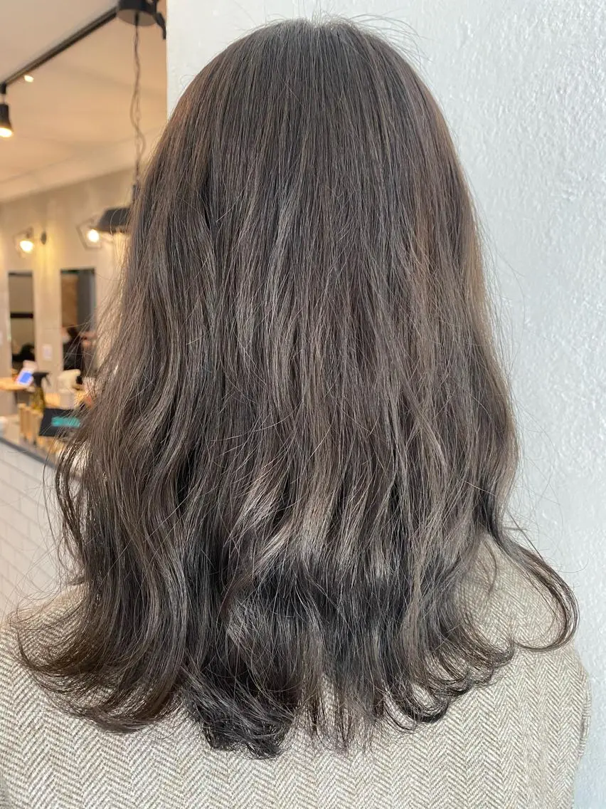カラー アッシュ アッシュグレー ブリーチ 小山 奏良のヘアスタイル