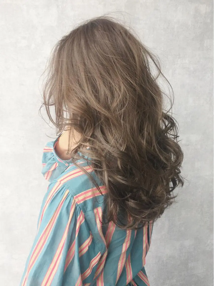 セミロング カラー グレージュ ハイライトカラー ハイライト レイヤーカット BLend 渋谷のヘアスタイル