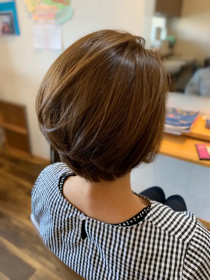 ショート カラー 石川 奈緒子のヘアスタイル