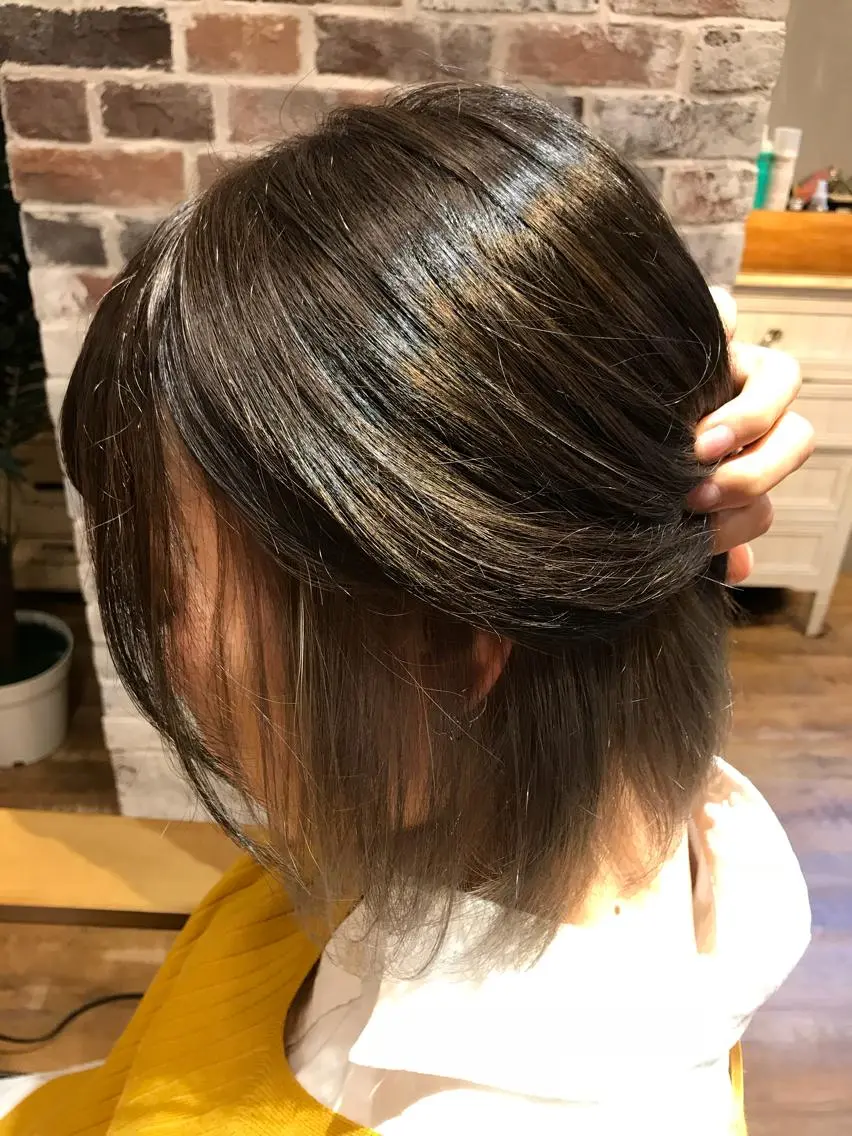 ミディアム カラー アッシュ ブリーチ インナーカラー シルバー シルバーアッシュ yui .のヘアスタイル