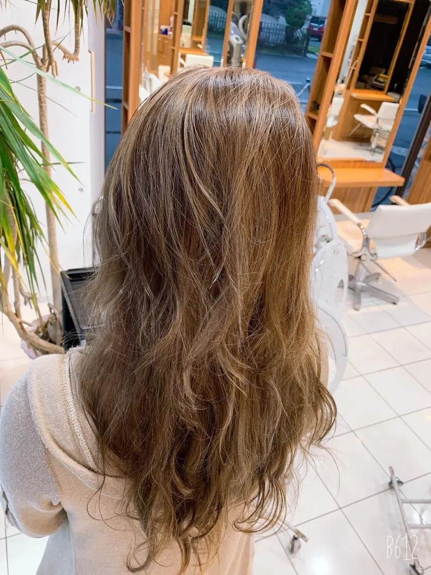 セミロング カラー グレージュ ハイライトカラー ハイライト 白髪ぼかしハイライト 柳川拓哉のヘアスタイル