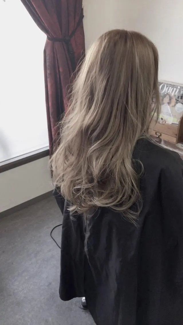 カラー ベージュカラー ハイライトカラー ミルクティーベージュ hairsolon Geminiのヘアスタイル