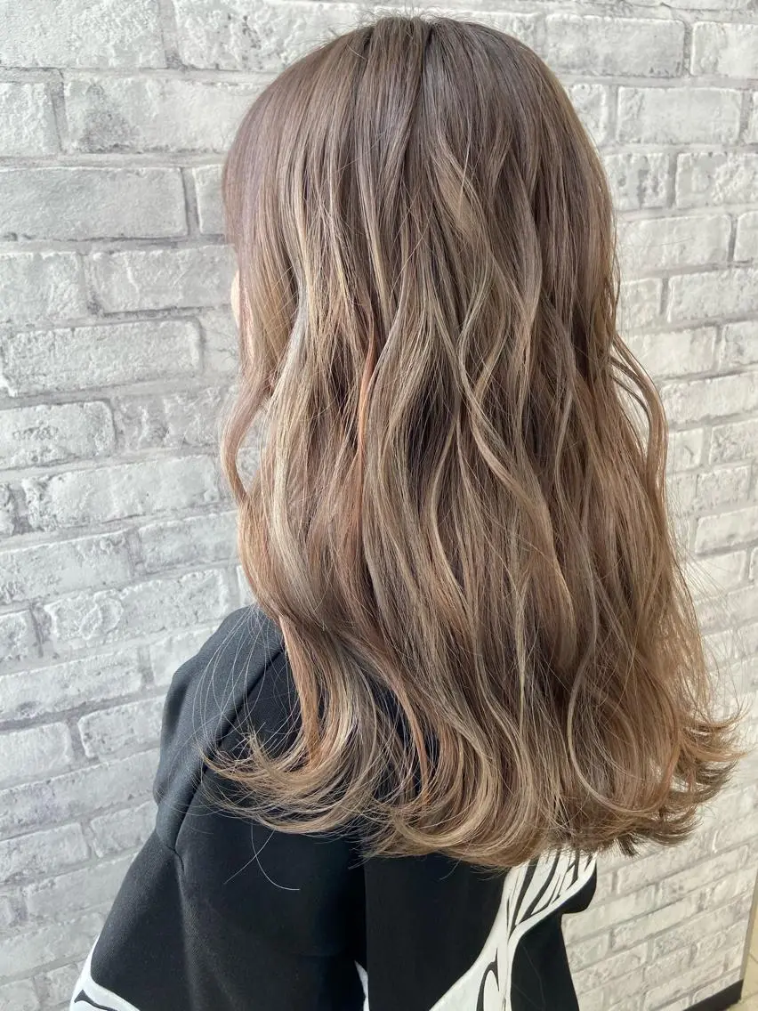 ロング カラー ベージュカラー 透明感カラー ミルクティーベージュ カット ヘアカラー Oopsレイヤー 加藤澄都のヘアスタイル