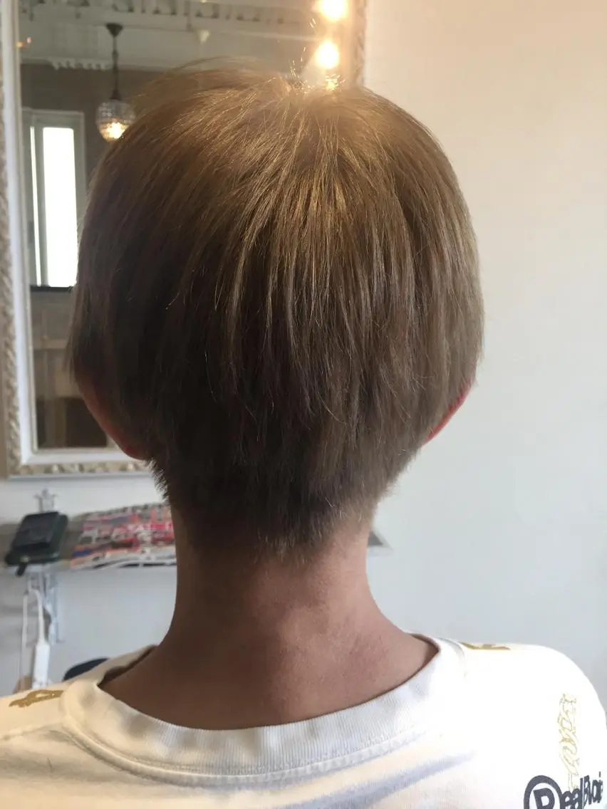 ショート カラー ブリーチ 川上 恵里香のヘアスタイル