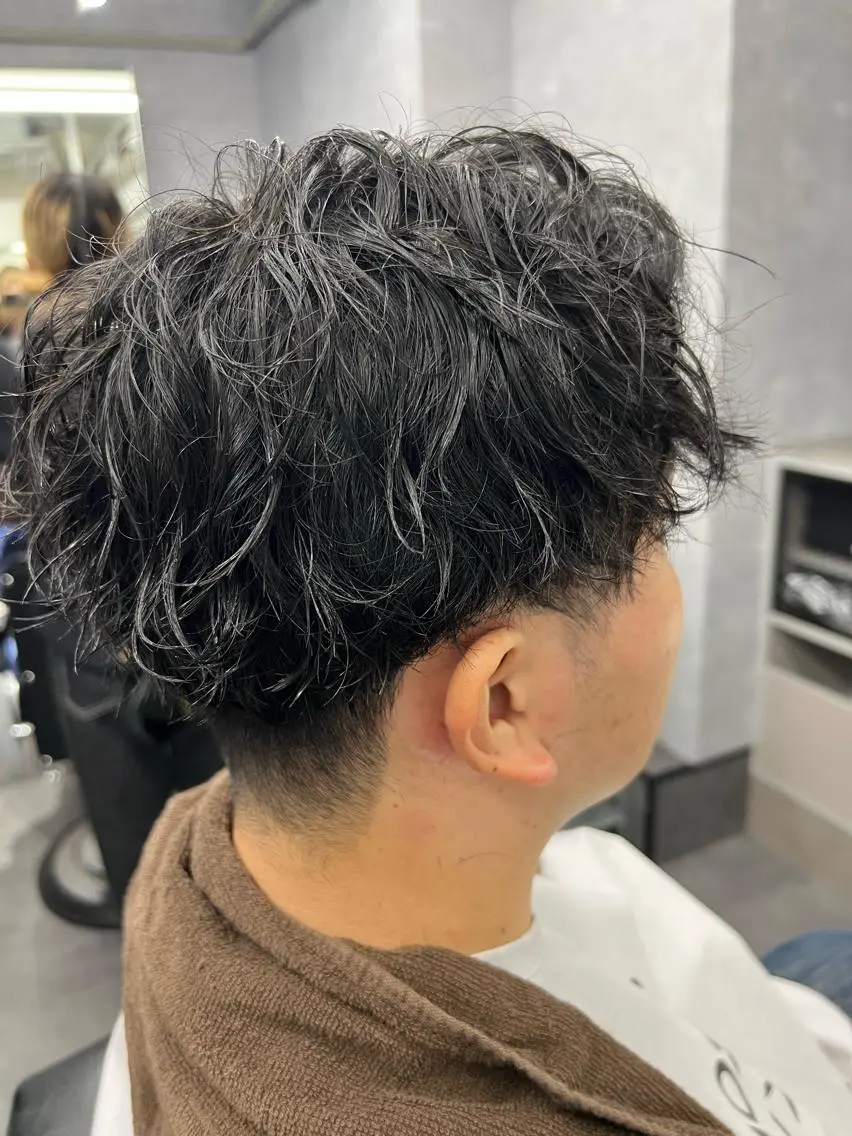 ミディアム パーマ メンズ センターパート カット パーマ 垢抜け・メンズパーマ 津山祐紀のヘアスタイル