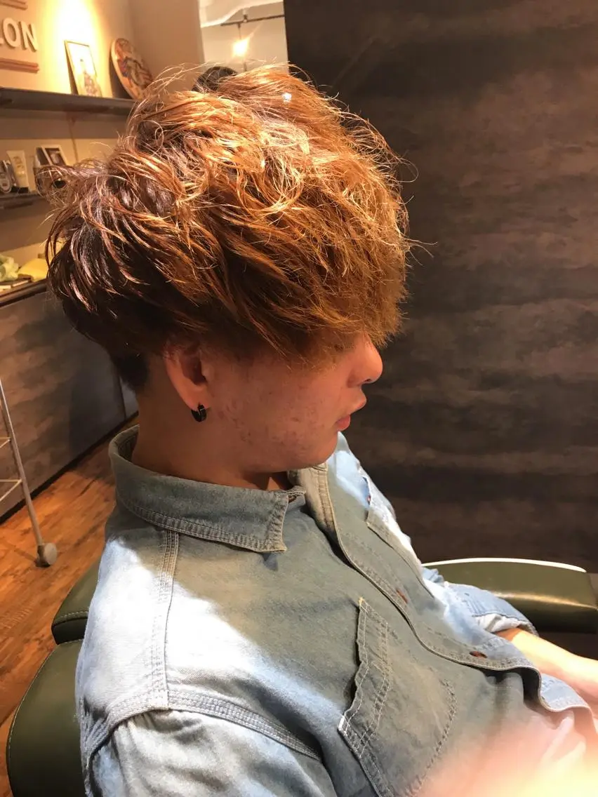 ショート カラー パーマ メンズ メンズハイトーン マッシュ メンズパーマ メンズツイストパーマ ハイトーンカラー カット ヘアカラー パーマ 代表スタイリスト 直田 洋人のヘアスタイル