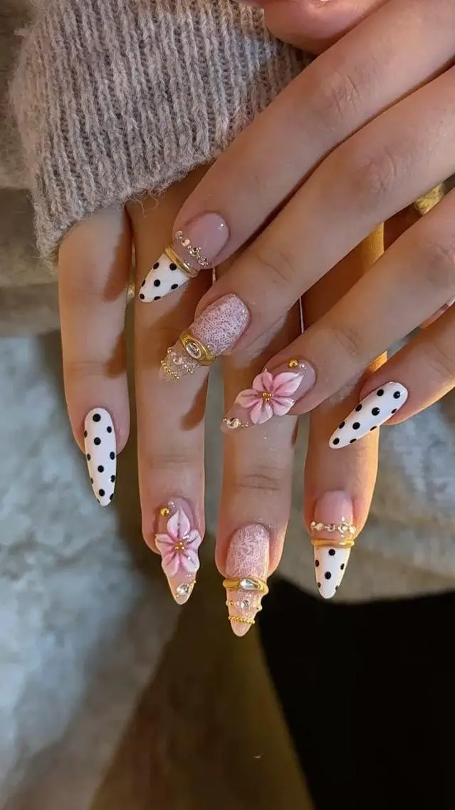 ネイル ブルー 長さ出し フラワーネイル キラキラネイル 韓国ネイル ハンドネイル Blingg NailStudioのネイルデザイン
