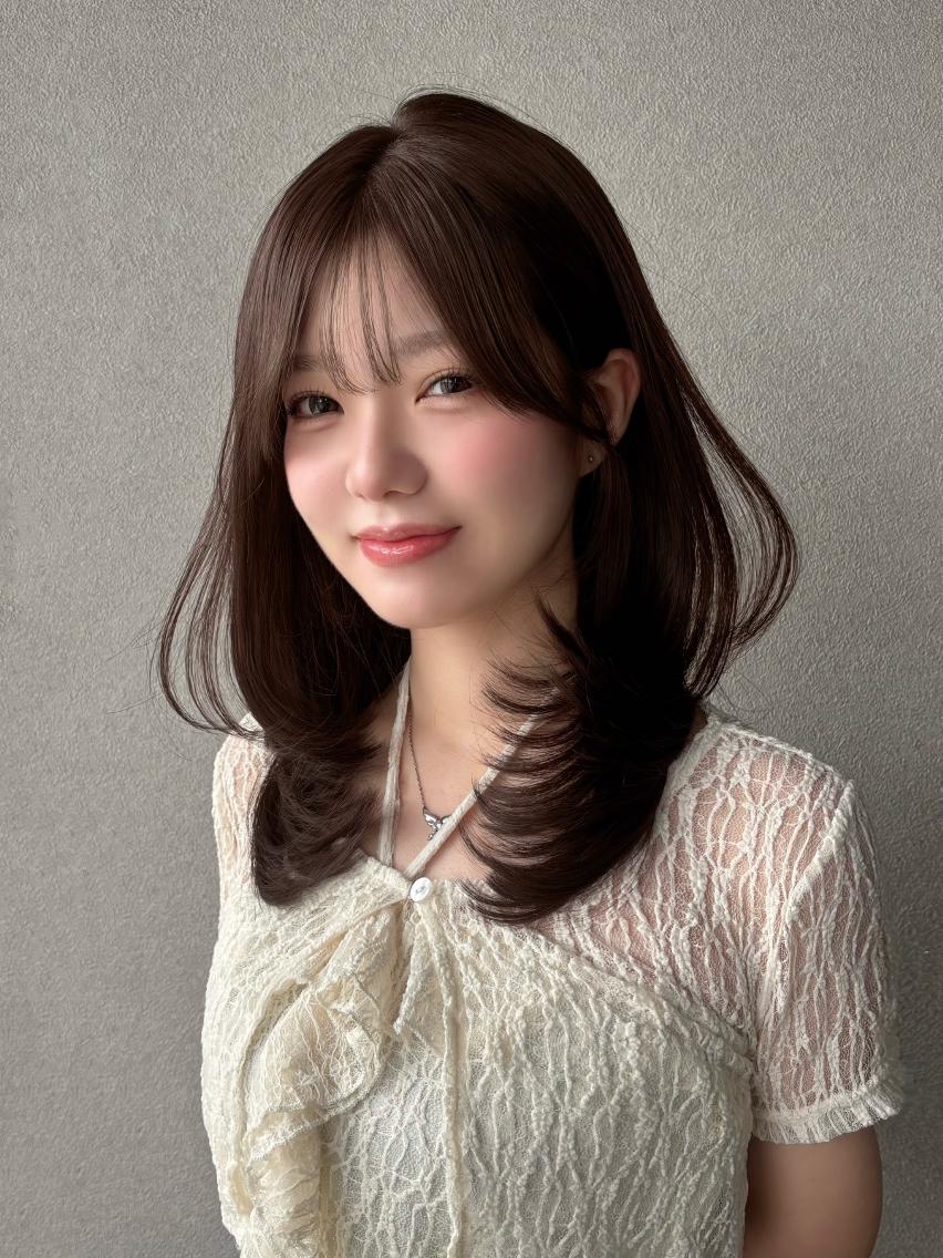ミディアム カラー くびれヘア 顔周りカット 韓国風ヘア レイヤーカット 小顔カット カット ヘアカラー トリートメント 透明感カラー￤ まなみ🎀💞のヘアスタイル