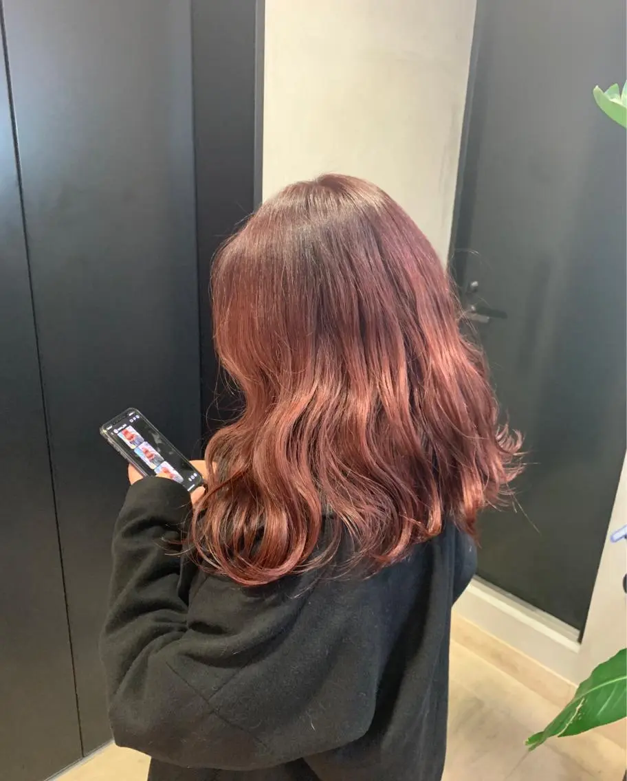 セミロング カラー カシス ピンクカラー 浦野 剛志のヘアスタイル