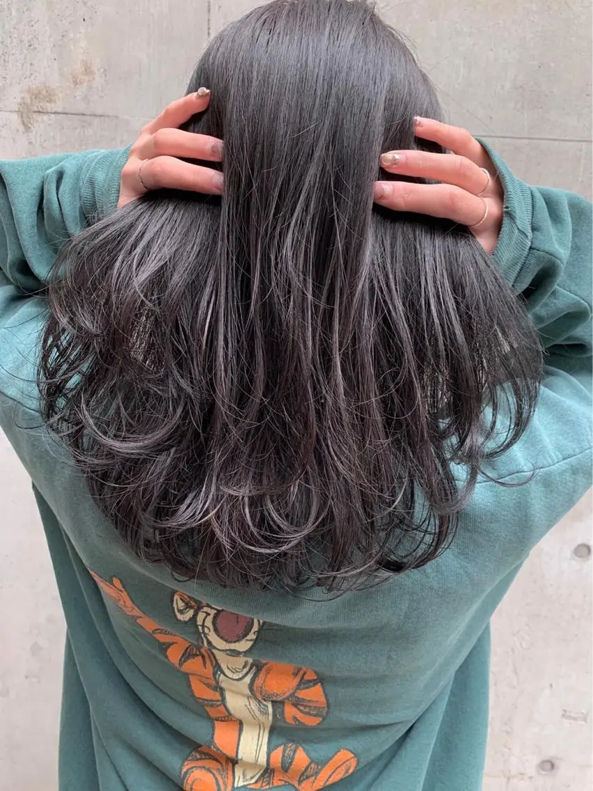 ロング カラー 黒髪 グレージュ ハイライトカラー シルバー ハイライト ミルクティーベージュ ブリーチ 店長 清水のヘアスタイル