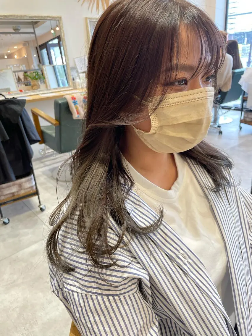 セミロング カラー グレージュ インナーカラー 比嘉 千咲のヘアスタイル