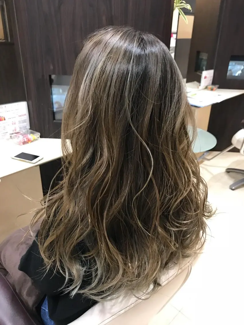ロング カラー グレージュ ミルクティーグレージュ カット ヘアカラー トリートメント Oopsレイヤー 加藤澄都のヘアスタイル