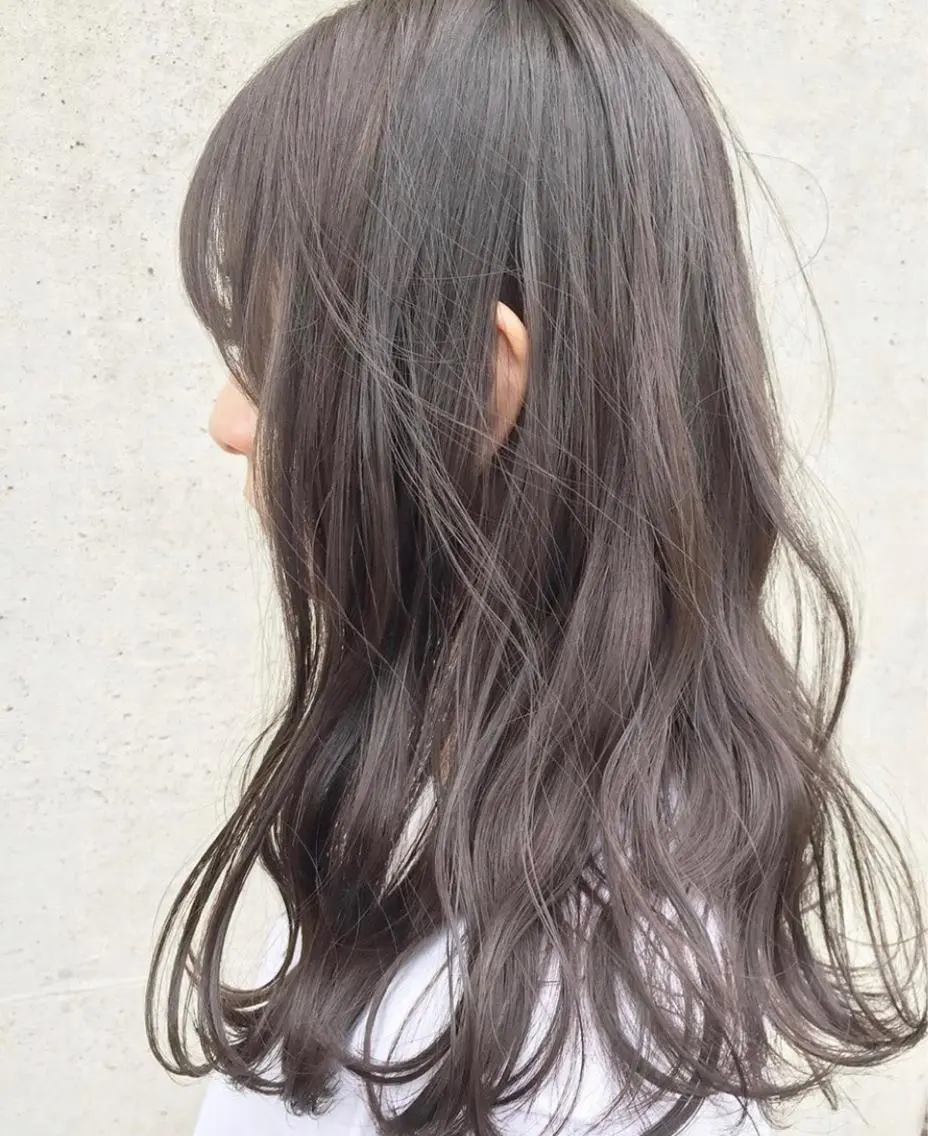 カラー グレージュ iLi 《イリ》のヘアスタイル