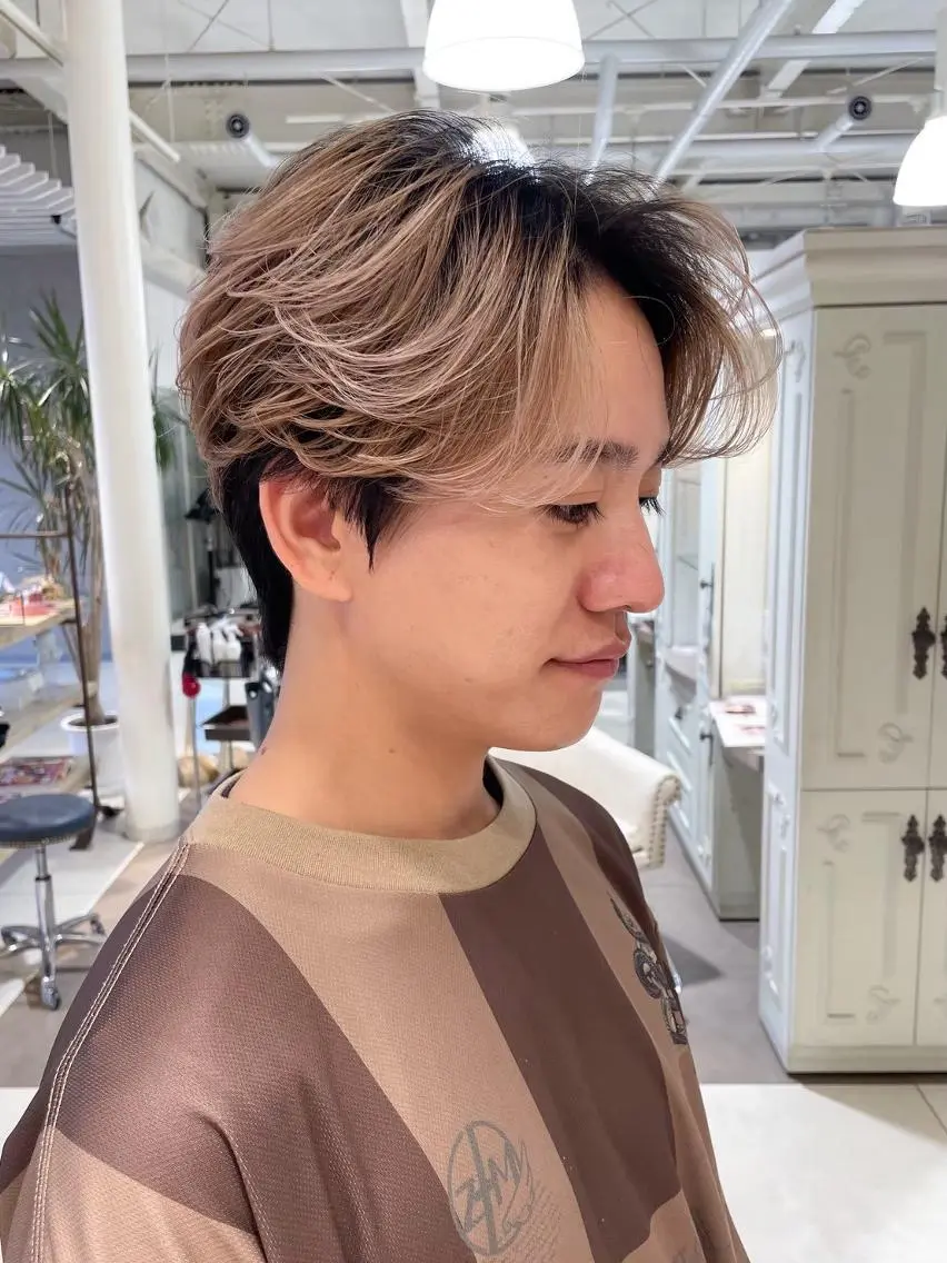 カラー メンズ センターパート メンズハイトーン メンズパーマ 黒髪 ハイトーンカラー カット ヘッドスパ obje't cielのヘアスタイル