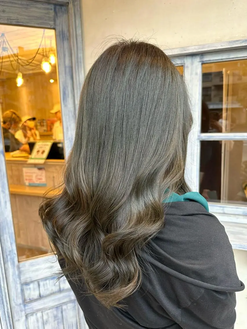 ロング カラー 黒髪 ブルーカラー ブルーブラック グレージュ オリーブグレージュ 森 早希絵のヘアスタイル