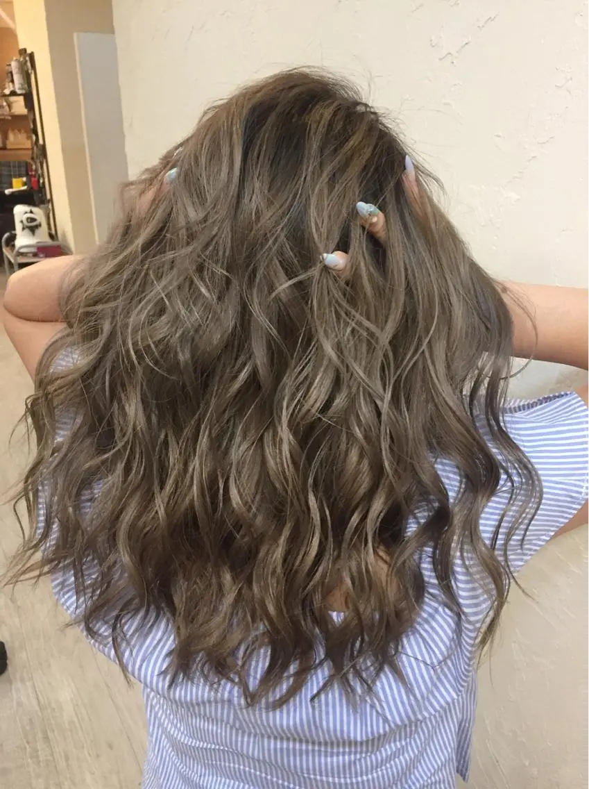 セミロング カラー ブリーチ カット ヘアカラー 韓国レイヤー外国人風 透明感カラー髪質改善のヘアスタイル