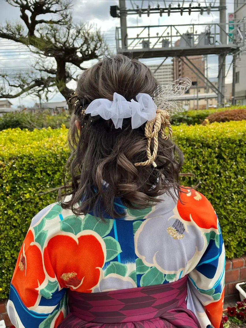 セミロング ヘアアレンジ 卒業式のヘアスタイル 髪飾り 栗林 姫花のヘアスタイル