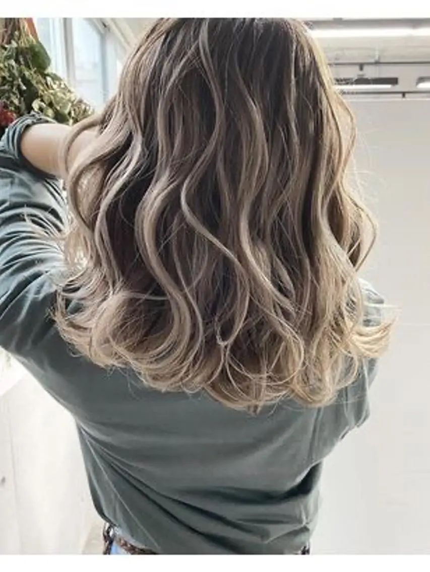 セミロング カラー デザインカラー グレージュ 横野 孝志のヘアスタイル