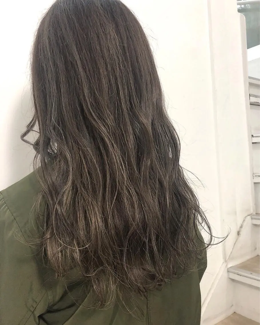 ミディアム カラー レイヤーカット 西村あきやのヘアスタイル