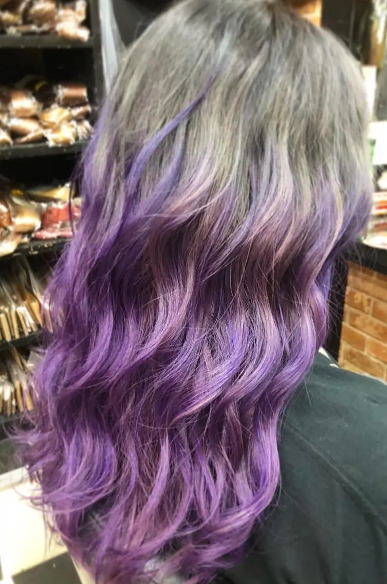 カラー ＦＵＮＩＣ ファニックのヘアスタイル