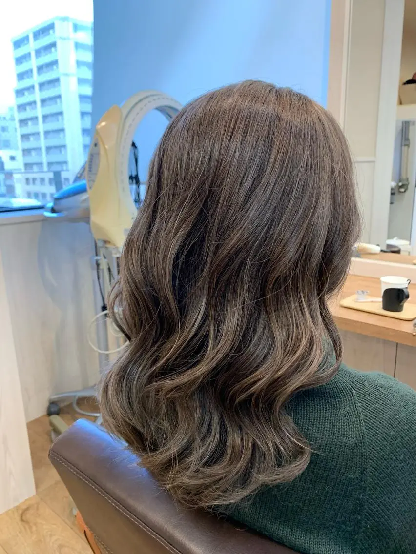 セミロング カラー アッシュ ベージュカラー ハイライトカラー ハイライト ヘアカラー NUMBER 天王寺 🌼yuriのヘアスタイル