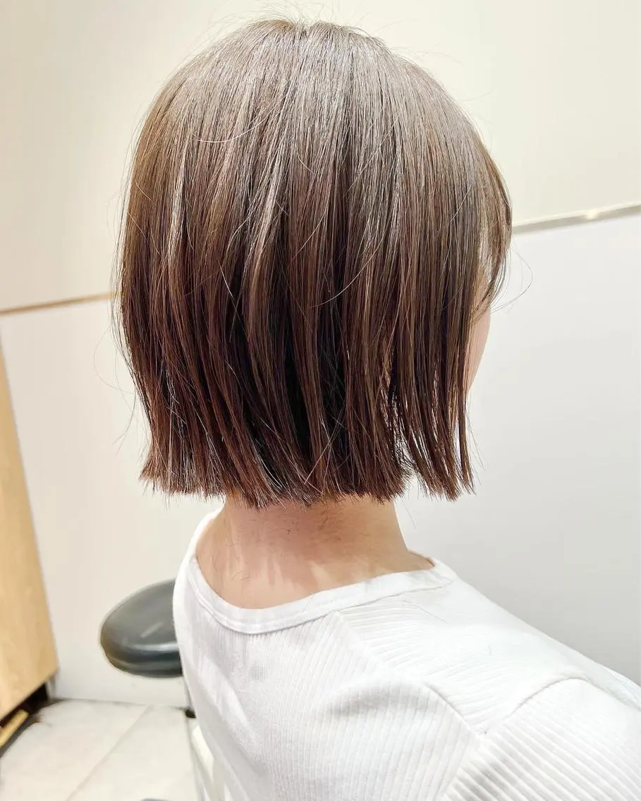 ミディアム カラー 切りっぱなしボブ ブリーチ グレージュ ハイトーンカラー ボブ カット ヘアカラー トリートメント レイヤー専門家 ダブルカラー修のヘアスタイル