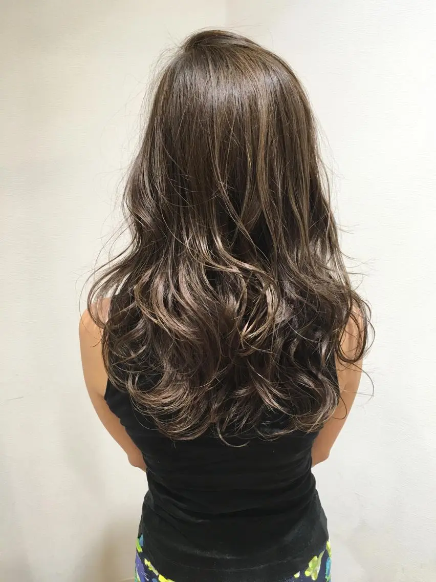 ロング カラー グレージュ ハイライトカラー ハイライト ディレクター ノナカのヘアスタイル