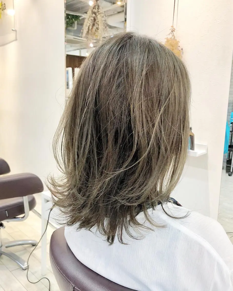 ミディアム カラー アッシュ ブリーチ ダブルカラー グレージュ ハイライトカラー 中村 よしひでのヘアスタイル
