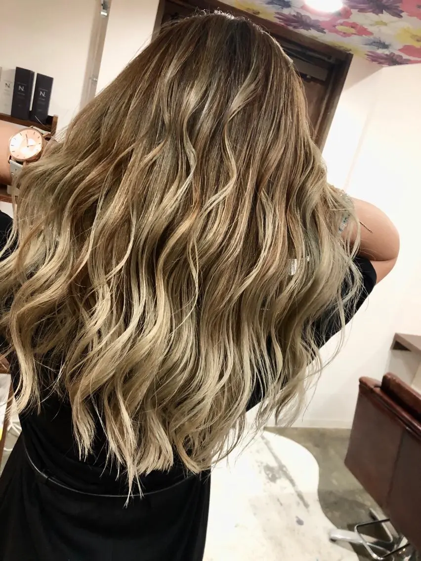 ロング カラー ハイライトカラー 3Dハイライト ハイライト ヘアカラー レイヤーカット匠 イソザキノリユキのヘアスタイル