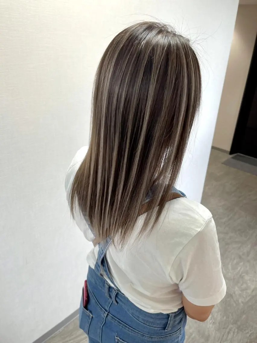 セミロング カラー ハイライトカラー ハイライト カット ヘアカラー 松井那津子 /ハイライトブリーチのヘアスタイル
