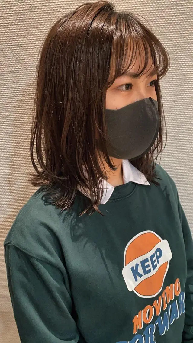 ミディアム カット 塩澤 榛奈のヘアスタイル