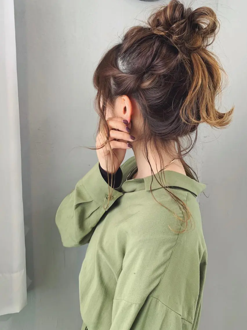 セミロング カラー お団子ヘア ヘアカラー YUSUKE レイヤーカットカラーのヘアスタイル