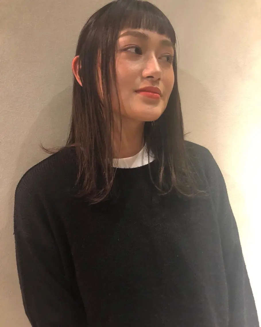 セミロング オン眉 カット yajima Moemiのヘアスタイル