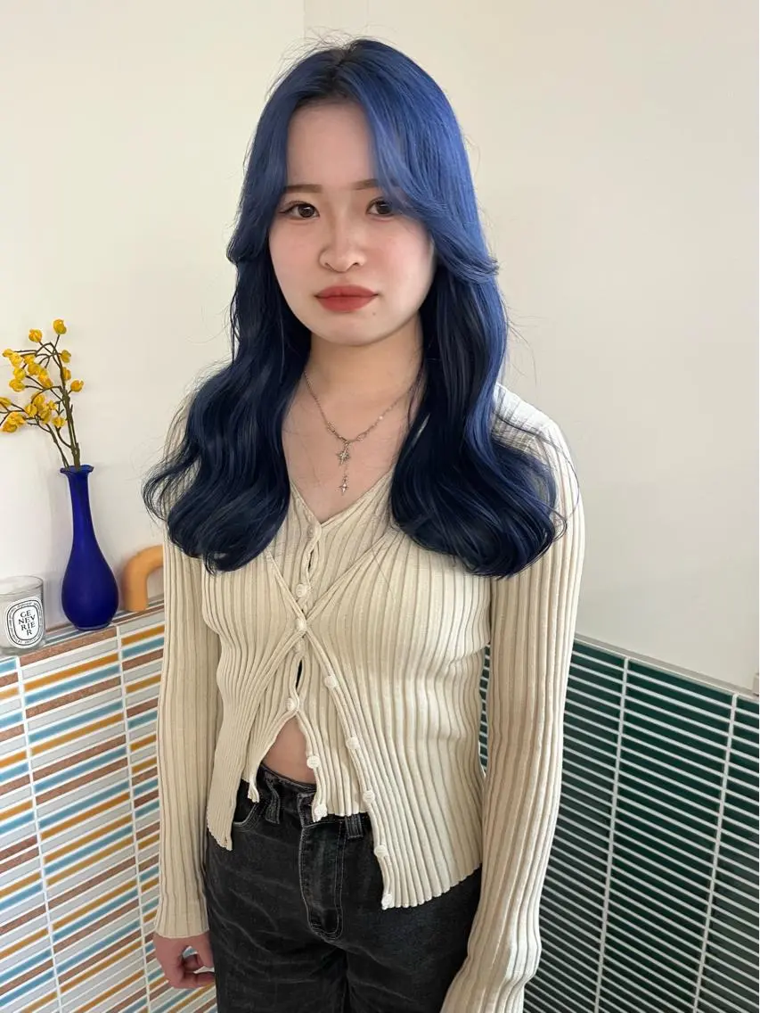 セミロング カラー ブリーチ ネイビーカラー 韓国風ヘア ヘアカラー トリートメント 🩷ハイトーン透明感 レイヤー🩷ユリカのヘアスタイル