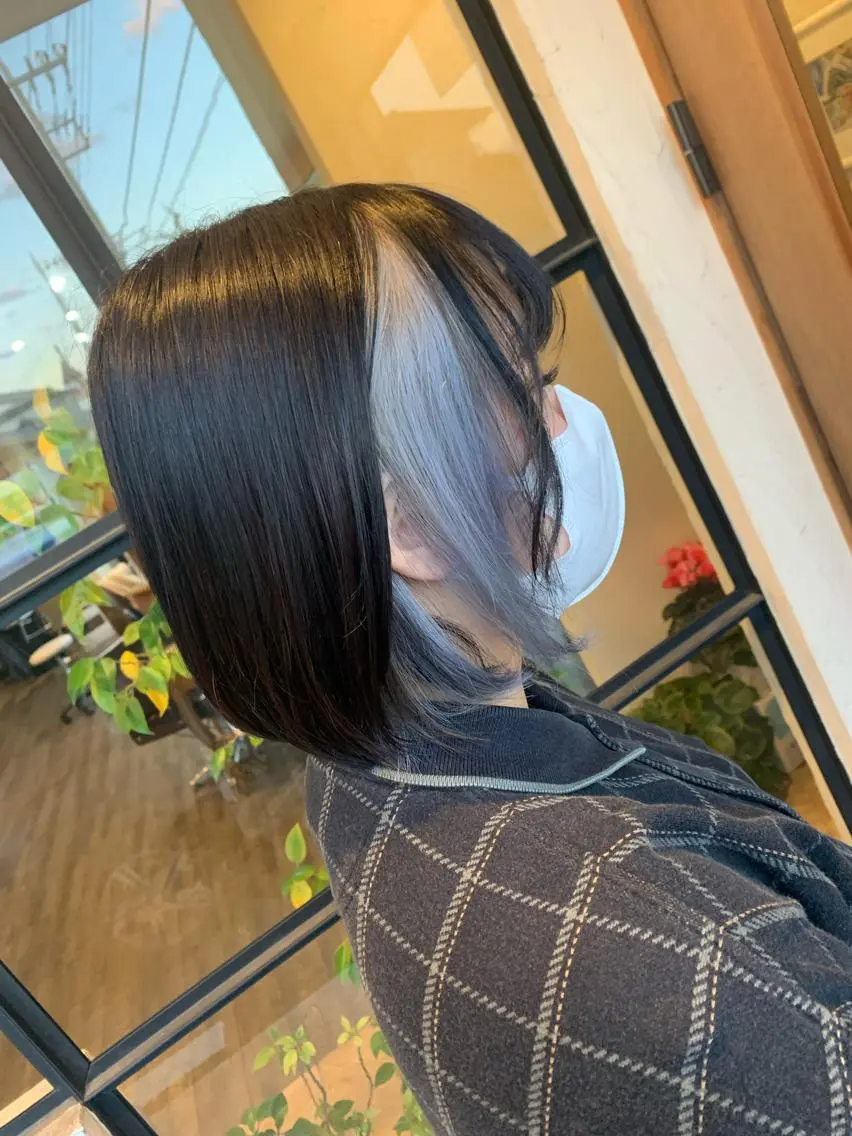 ショート カラー ブリーチ インナーカラー シルバー ホワイトシルバー 井上 花音のヘアスタイル