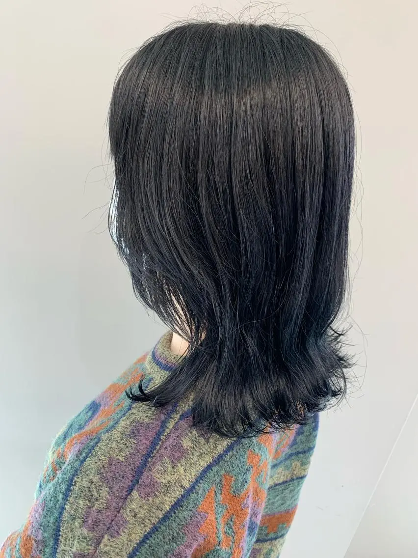ミディアム カラー 黒髪 ブルーカラー ブルーブラック ヘアカラー theF___ yukoのヘアスタイル