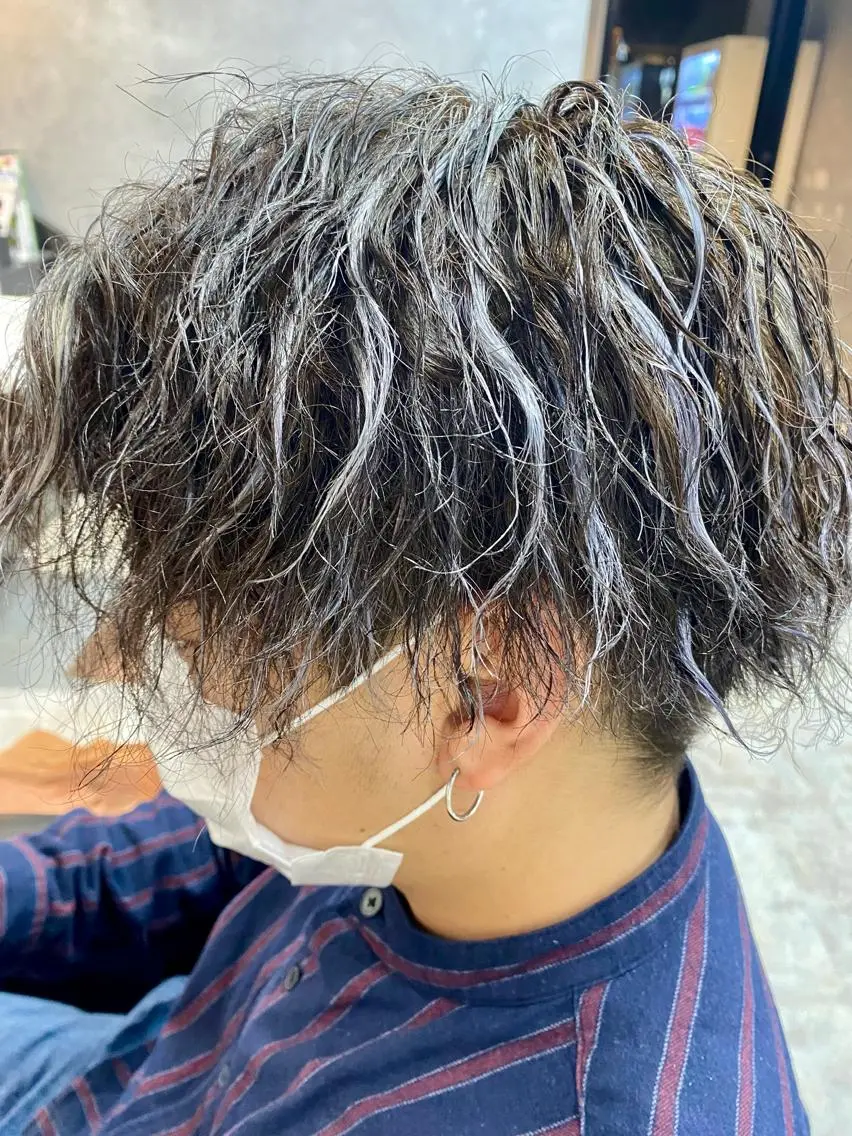 カラー パーマ メンズ メンズブリーチ センターパート メンズメッシュ メンズパーマ ツイストスパイラルパーマ ツイストスパイラル/ メンズ特化/中川誠也のヘアスタイル