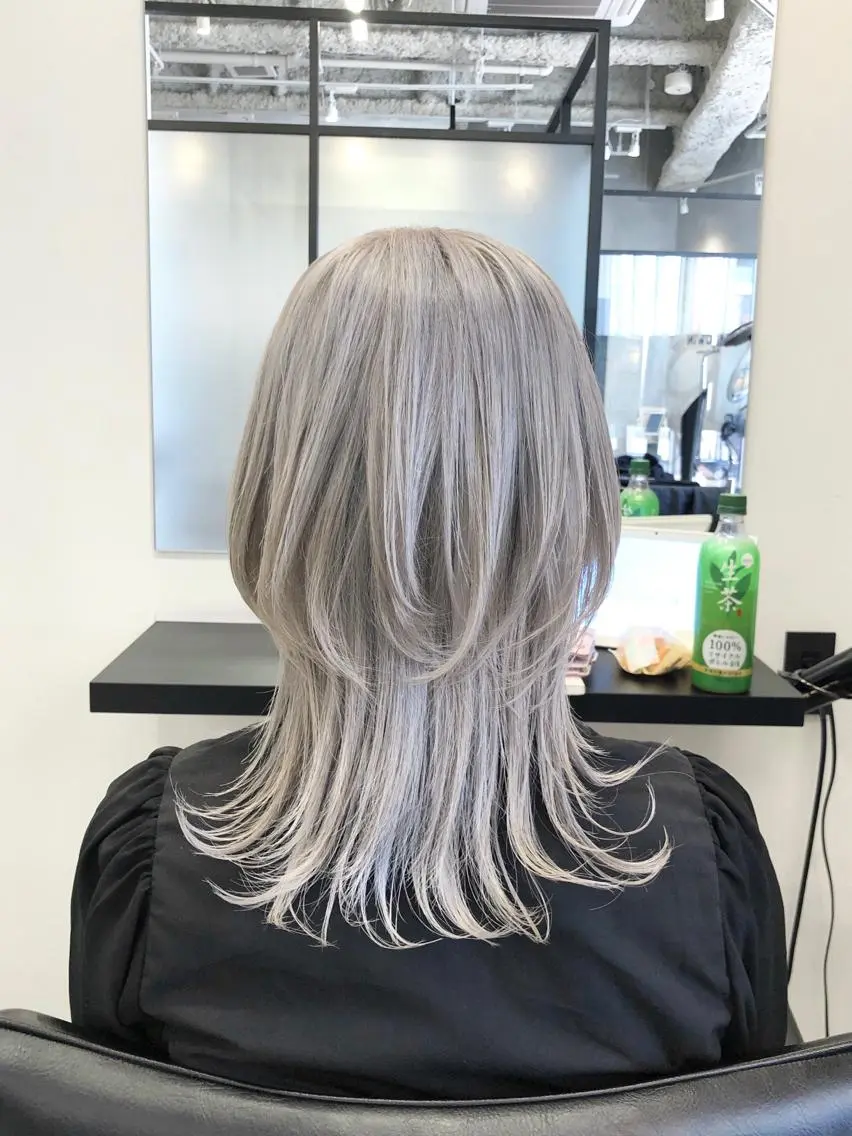 ミディアム カラー ヘアアレンジ シルバー ホワイトシルバー ウルフカット ｲﾝﾅｰｶﾗｰ屋さん 🫧伊藤拓実のヘアスタイル