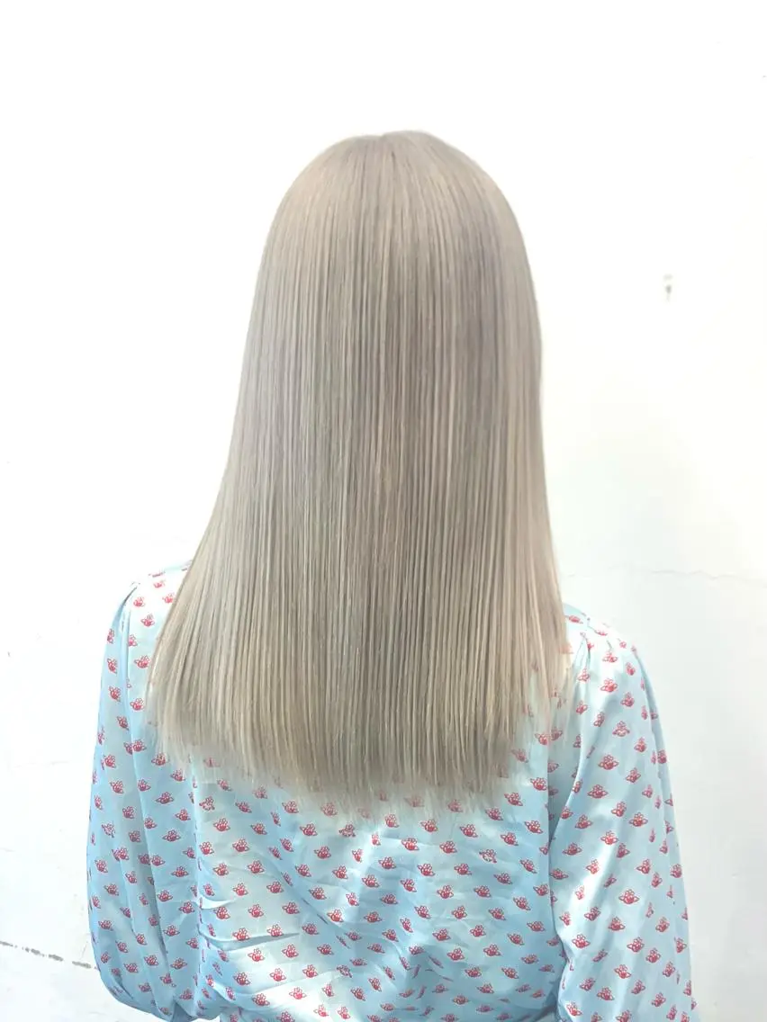 セミロング カラー ヘアアレンジ ブリーチ ブロンド ケアブリーチ ハイトーンカラー シルバー HARU//原宿🤍 リピート率NO.1のヘアスタイル