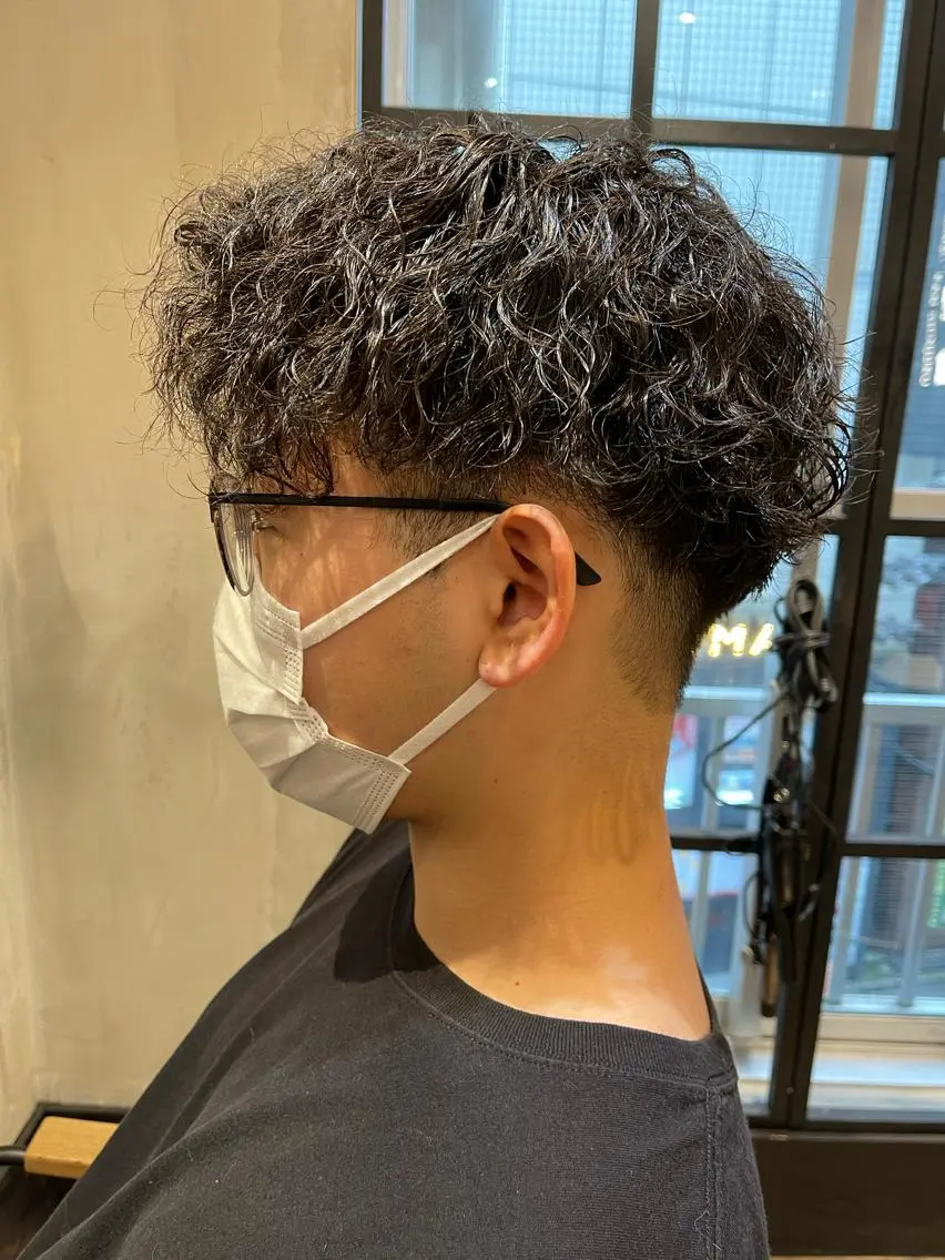 ショート パーマ メンズ センターパート メンズパーマ ツイストスパイラルパーマ スパイラルパーマ カット パーマ トリートメント ヘアセット 新宿メンズ専門 モテ清潔感パーマ特化のヘアスタイル